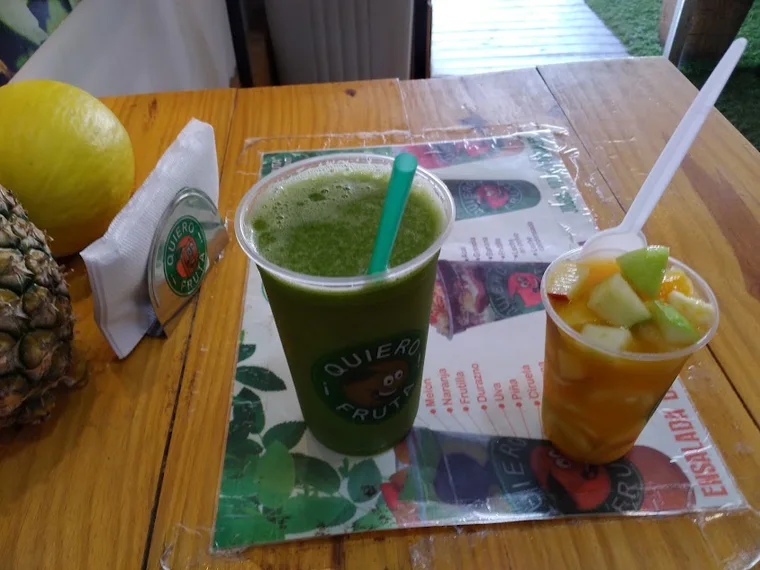 Jugos naturales en la mesa