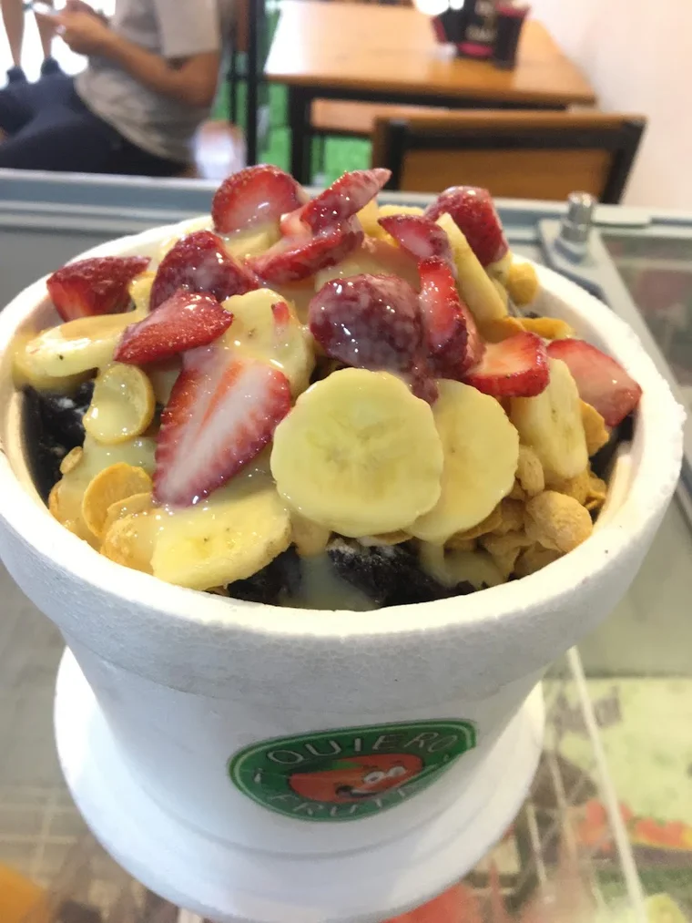 Self service de açaí con frutas